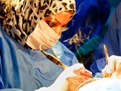Muslimská doktorka si odmítla na operaním sále sundat hidáb, a je to...