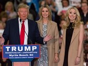 Trump s dcerami Ivankou a Tiffany, které ho podporují v prezidentské kampani.
