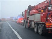 Ranní nehoda autobusu na silnici R7 poblí Panenského Týnce si vyádala asi 40...