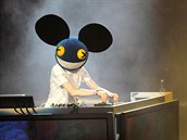 DJ Deadmau5 nosí bhem svých vystoupení masku myáka.