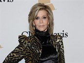 Fonda v leopardím kabátku. Hereku její vk v mód rozhodn neomezuje.