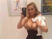 Hereka se s miminkem pedvádla na sociální síti od samého poátku rodiovství.