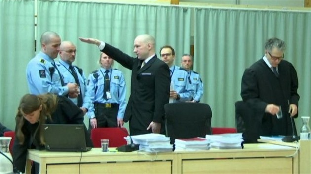 Holohlavý Breivik ihned po sundání pout zahailoval.