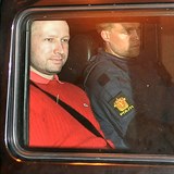 Breivik odjd od svho prvnho soudu s smvem na tvi, evidentn spokojen...