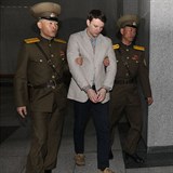 Otto Warmbier je odsouzen na patnct let za to, e v hotelu v Pchjongjangu...