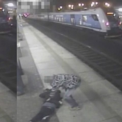 Dva mladky srazil na ndra v Otrokovicch vlak.