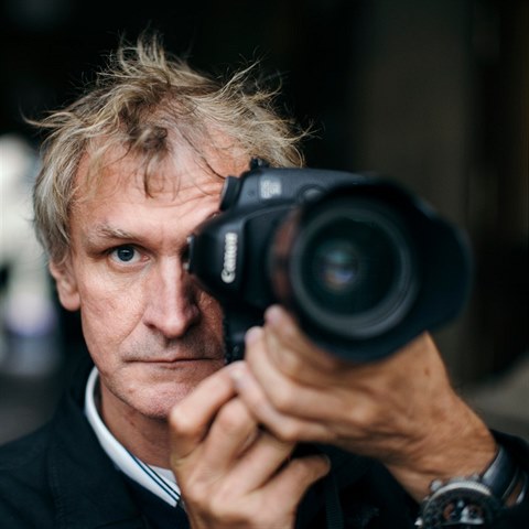Fotograf Jan ibk je pednm eskm fotournalistou. Dokumentuje lidsk osudy,...