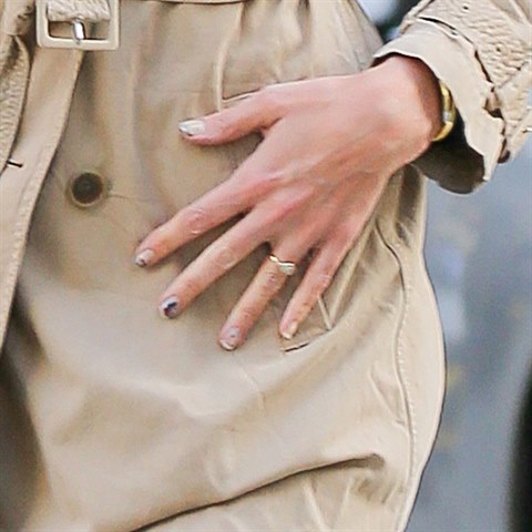 Tento prsten zdob jej ruku.