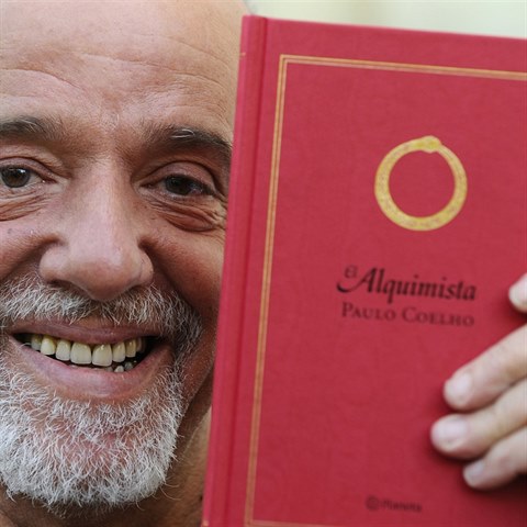 Paulo Coelho se svm nejslavnjm romnem Alchymista.