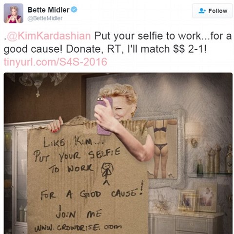 Bette Midler vyzv na Twitteru Kim Kardashian, aby sv nah selfie vyuila pro...