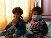 Irácké dti, které se nedýchaly nebezpených chemických látek po útoku IS.
