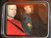Breivik odjídí od svého prvního soudu s úsmvem na tvái, evidentn spokojen...
