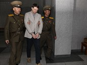 Otto Warmbier je odsouzen na patnáct let za to, e v hotelu v Pchjongjangu...