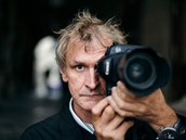 Fotograf Jan ibík je pedním eským fotournalistou. Dokumentuje lidské osudy,...