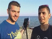 Rovnou dvojice sexy uprchlík hned poté, co se dostali do Evropy z Turecka.