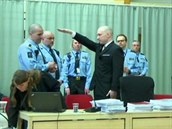 Holohlavý Breivik ihned po sundání pout zahailoval.