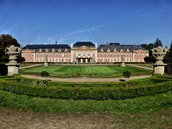K zámku v Dobíi patí krásná francouzská a rozlehlá anglická zahrada. Práv...