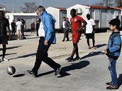 éf olympijského výboru Thomas Bach v uprchlickém táboe.