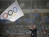 Thomas Bach s vlajkou Olympijských her.