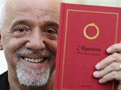 Paulo Coelho se svým nejslavnjím románem Alchymista.