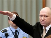 Breivik pi píchodu do místnosti hajloval.