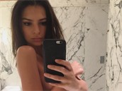 Emili Ratajkowski se po kauze s nahou selfie Kardashian také odhalila.