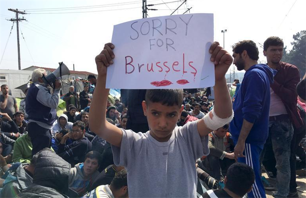 Uprchlický chlapec se omlouvá za teroristické útoky v Bruselu. Kdo mu tu...