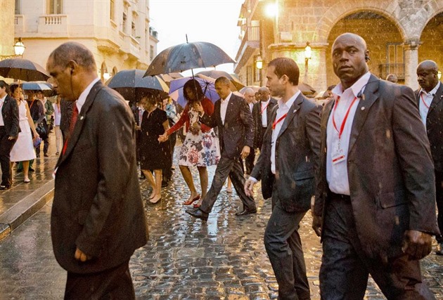Michelle a Barack Obamovi na procházce po historické části Havany.