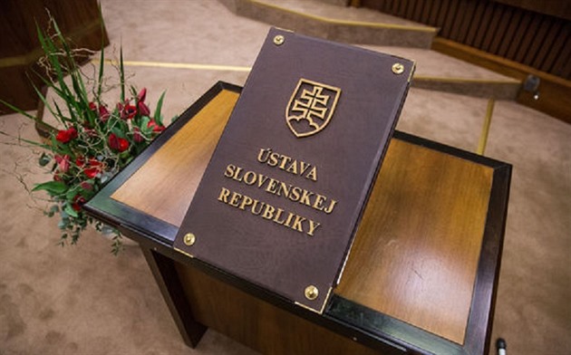 Poslanci písahali na ústavu Slovenské republiky. Kotlebovci by na jejím míst...