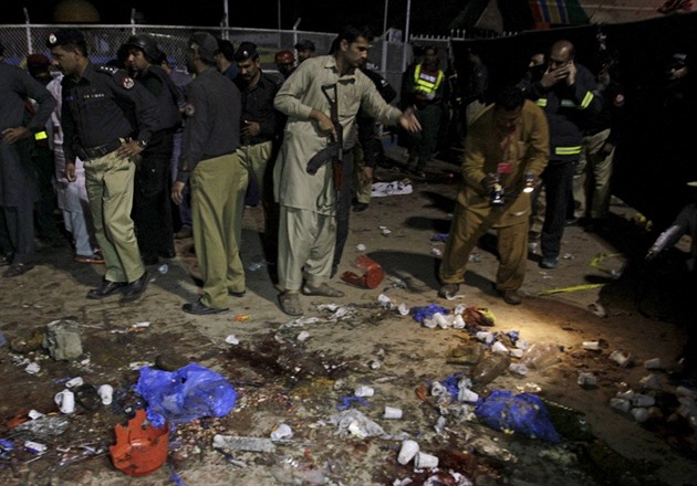 V parku v pákistánském mst Láhaur se odpálil sebevraedný atentátník. Zemelo...