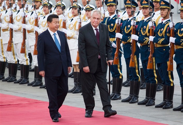 I čínského prezidenta čeká oficiální přijetí s vojenskými poctami na Pražském...