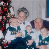 Děda Kenny Harmon s vnoučaty a ženou, se kterou se rozvedl v roce 2008.