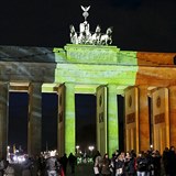Braniborská brána v Berlíně, nasvícená belgickými národními barvami.