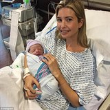 Ivanka se pochlubila fotkou s novorozenm synem. Na snmku j to neuviteln slu. Natst je toti po mamince.