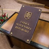 Poslanci přísahali na ústavu Slovenské republiky. Kotlebovci by na jejím místě...