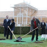Oba prezidenti vypadali při sázení stromu v zámecké zahradě elegantně.