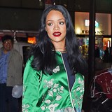Rihanna v podivnm outfitu v pondl veer v New Yorku.