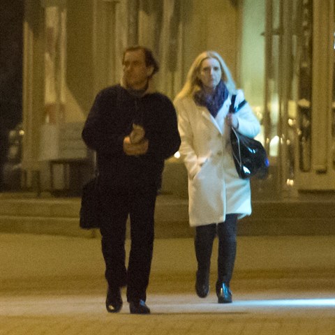 Divadeln� re�is�r Kracik a jeho nezn�m� doprovod p��li� nemluvili, oba sp�chali.
