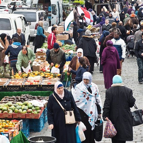 Velk st obyvatel Molenbeeku jsou imigranti a vyznavai islmu.