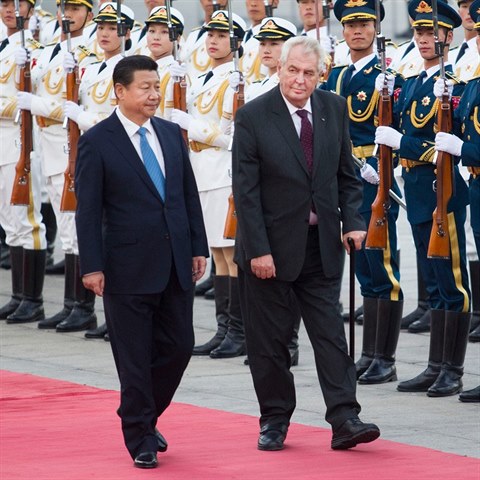 I čínského prezidenta čeká oficiální přijetí s vojenskými poctami na Pražském...