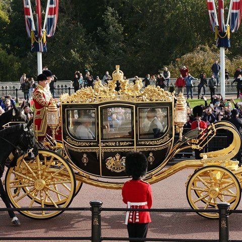 nsk prezidentsk pr se v Londn vozil ve zlatm koe.