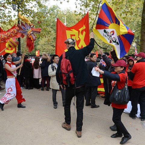 I v Londn se mvalo tibetskmi vlajkami.