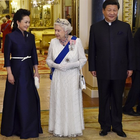 Peng Liyuan a Si in-pching si uvali pzn britsk krlovny.