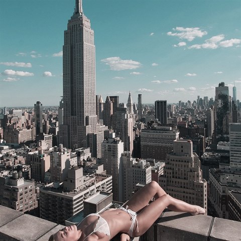 Modelka na stee pobl Empire State Building.