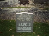 Zatím neznámý vtipálek postavil Trumpovi náhrobek.