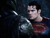 Superman je tady tak trochu do potu, Ben Affleck v roli Batmana hraje prim.
