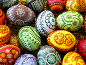Zdobená vajíka K Velikonocm patí, díve ale nemla dekorativní význam.
