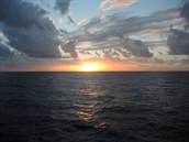 Západ slunce nad Atlantikem byl skoro stejn pozoruhodný, jako Klausova úast...