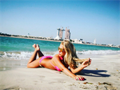 Dominika Myslivcová si užívá v Emirátech.