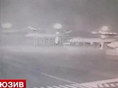 Pád letadla v Rusku zachytilo nkolik kamer.
